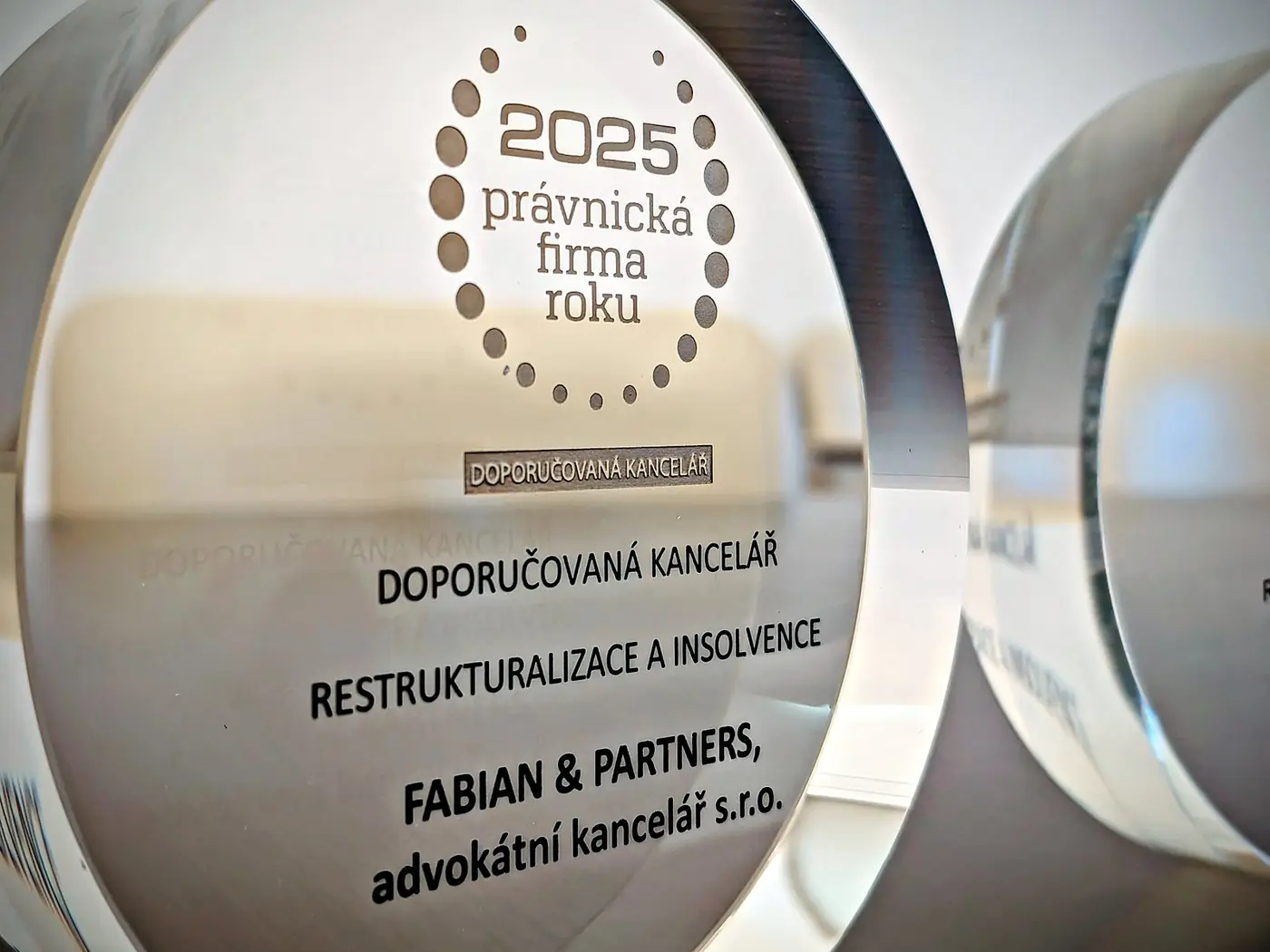 Skleněná plaketa Právnická firma roku 2025, doporučovaná kancelář v oboru restrukturalizace a insolvence, FABIAN & PARTNERS